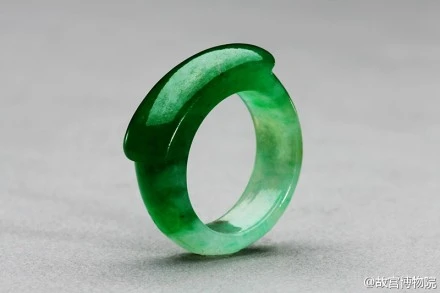 清宫旧藏的戒指中翡翠材质的比较多，因高翠珍稀，戒指精小，比较适于取
