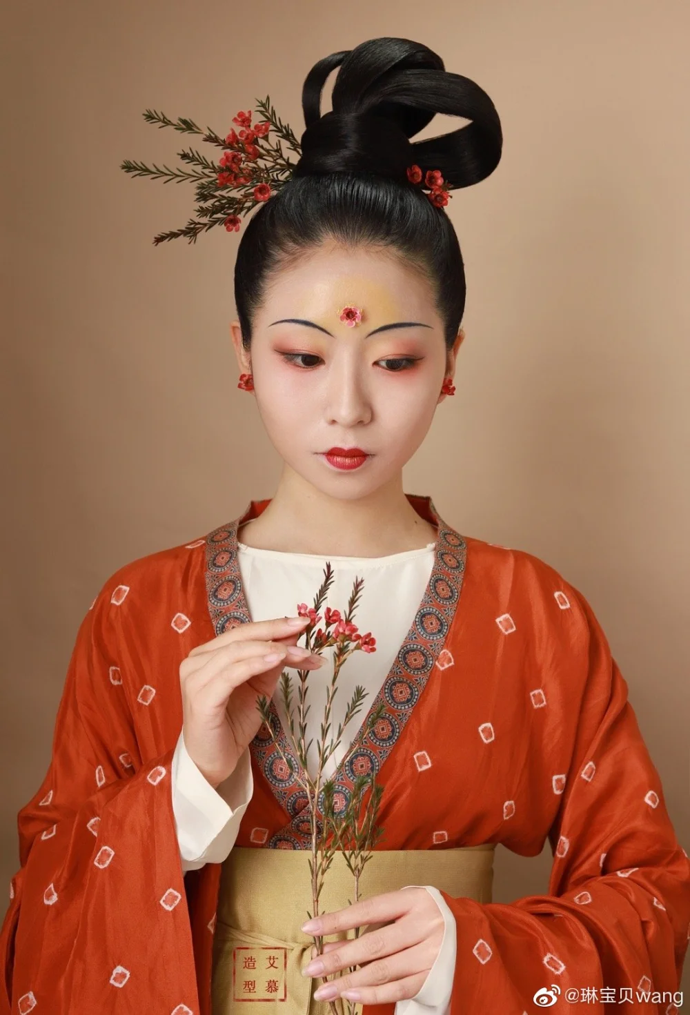 北魏少女装束鹅黄梅花花钿妆容,搭配环髻