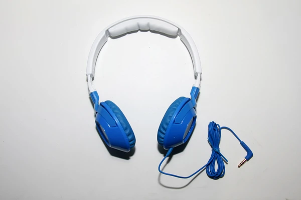 adidas Originals x Sennheiser HD220耳机耳机上印有三叶草标志<a