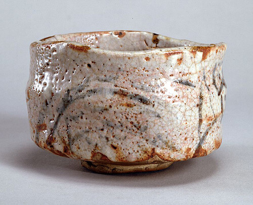 志野茶碗菊治家三四百年前志野古窑烧制的、辗转了许多代,不知几易 
