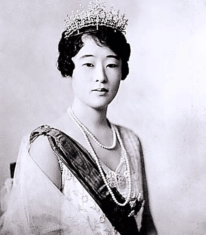 香淳皇后，原名久迩宫良子女王，是久迩宫邦彦王和岛津俔子妃的长 